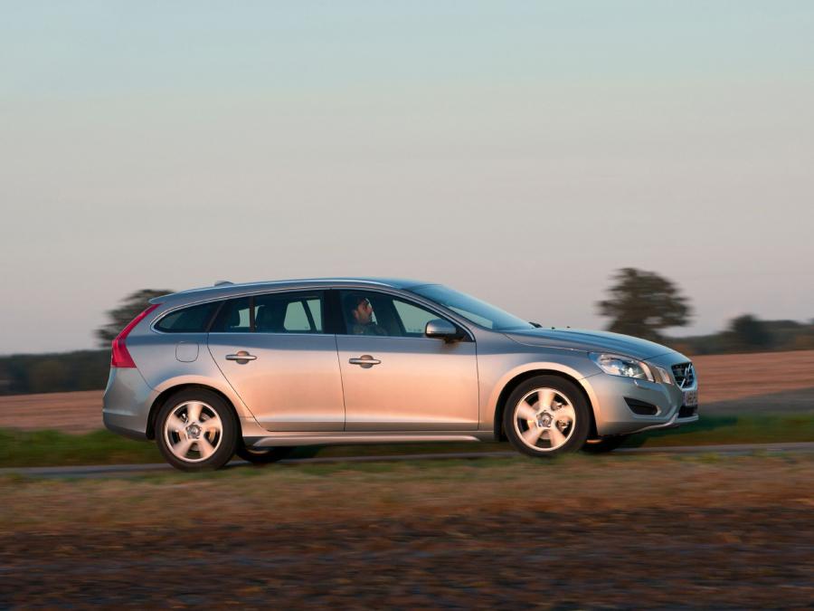  Volvo V60 D3 2010 года  (UK) (фото 12 из 21)